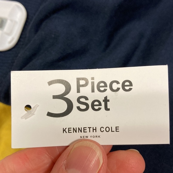 Nwt Kenneth Cole 3 pc. Set 2 shortsleeved tees and joggers 24m - Picture 6 of 8